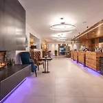 Adapura Hotell