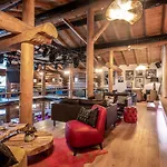 Adapura Hotell