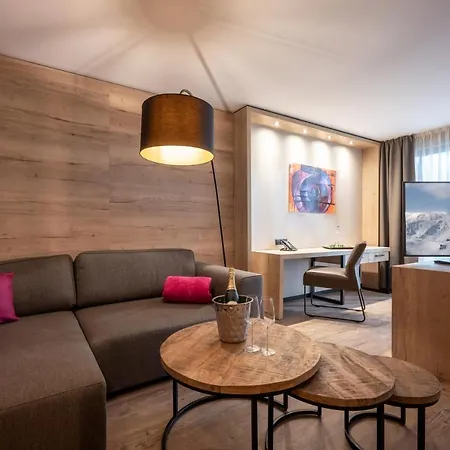 Adapura 4* וואגריין